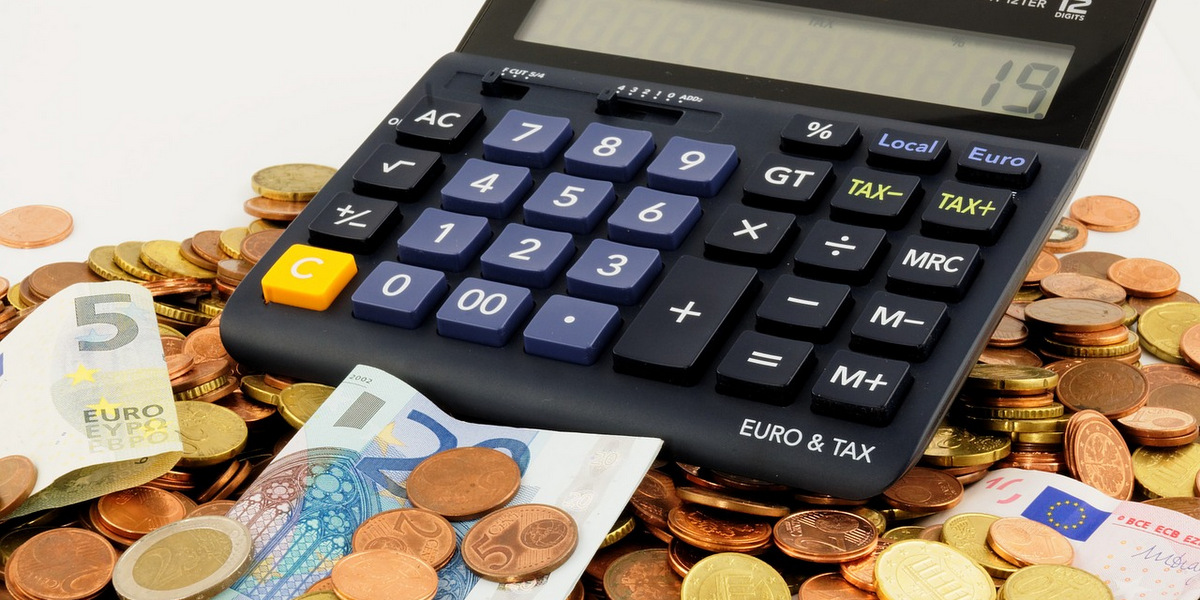 Studio CNA sulla flat tax. Vantaggi e rischi applicati al regime forfetario Studio CNA sulla flat tax. Vantaggi e rischi applicati al regime forfetario